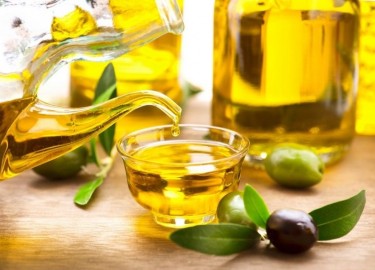 TRỊ MỤN CÁM BẰNG DẦU OLIU